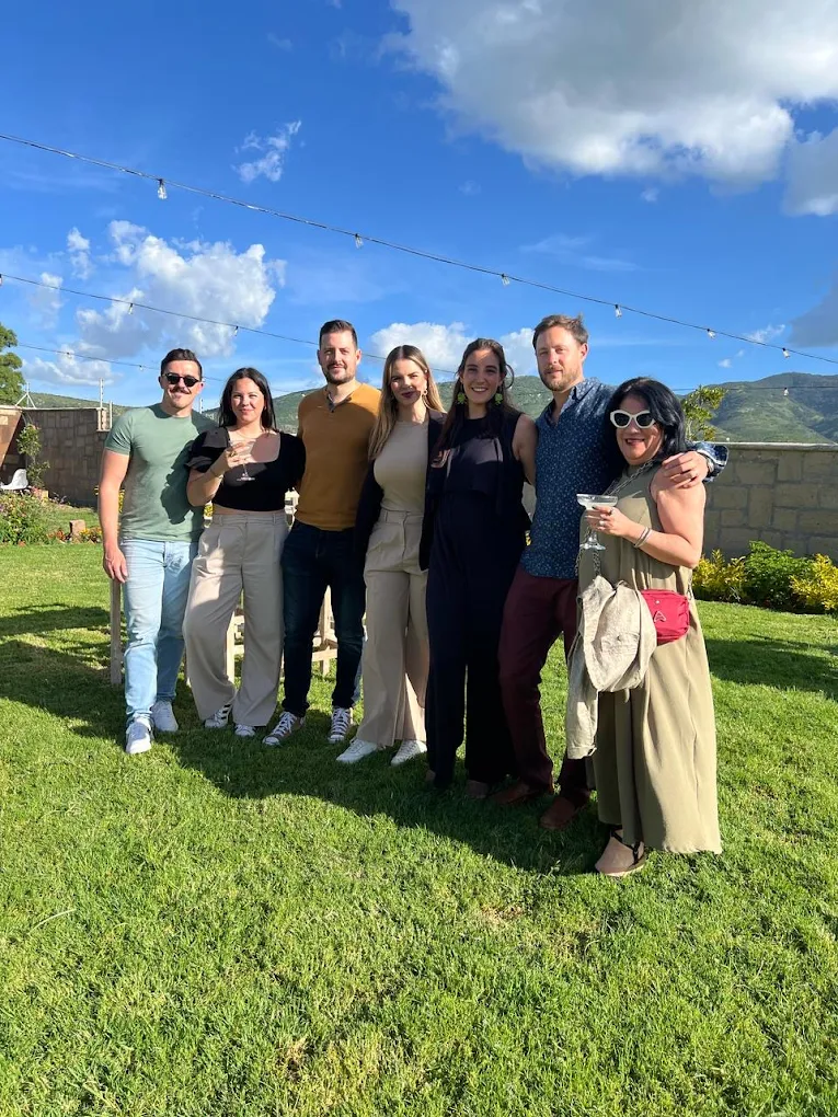 Evento social con amigos en el jardín